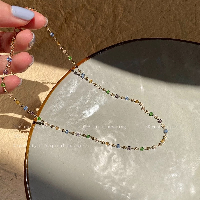Damen Halskette mit bunten Glasperlen und goldfarbener Detailverarbeitung Shop Nory
