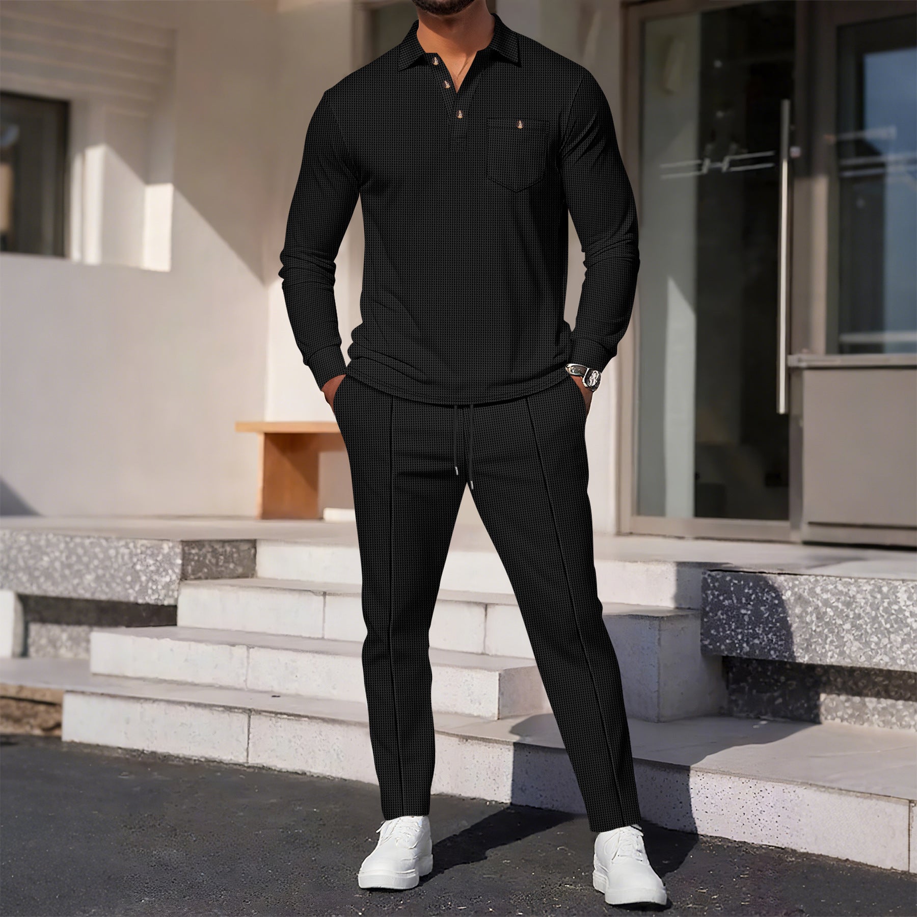 Herren eleganter Freizeitanzug mit strukturiertem Oberteil und modischen Hosen