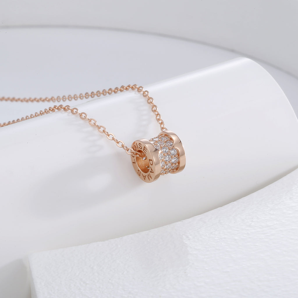 Damen Halskette mit funkelndem Anhänger und eleganten Zirkonia-Verzierungen Shop Nory