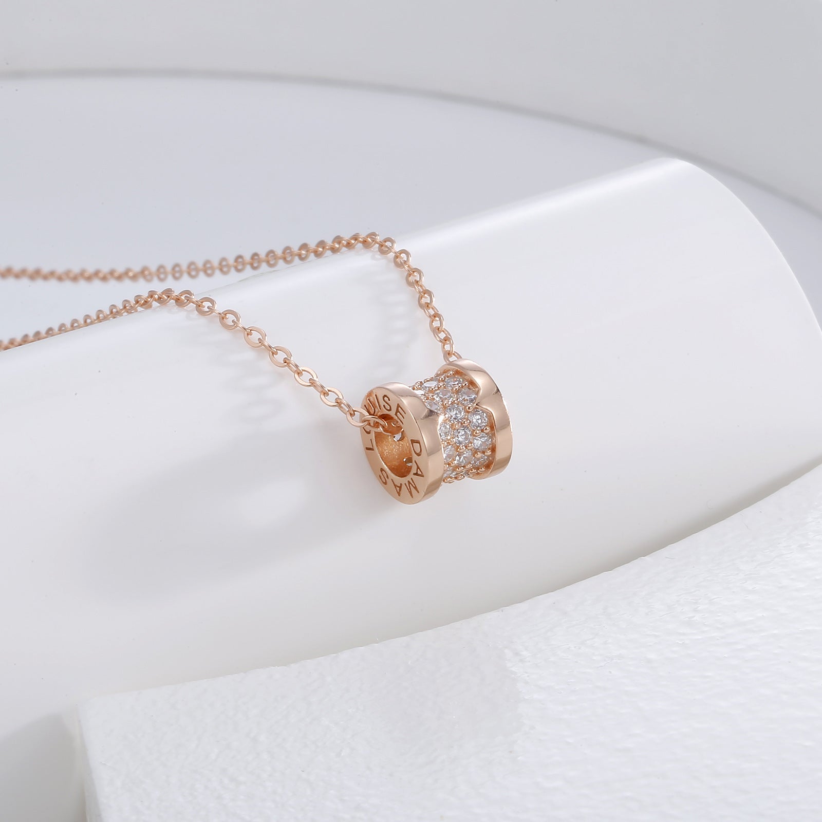 Damen Halskette mit funkelndem Anhänger und eleganten Zirkonia-Verzierungen Shop Nory