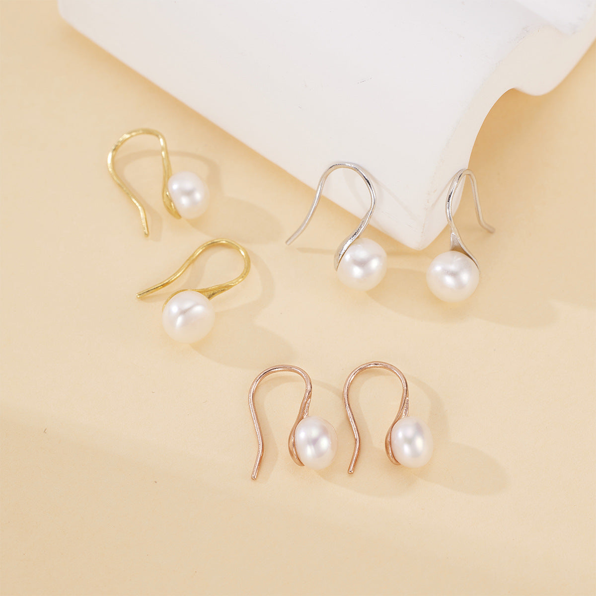 Damen elegante Ohrringe mit geschwungenem Design und echten Süßwasserperlen Shop Nory