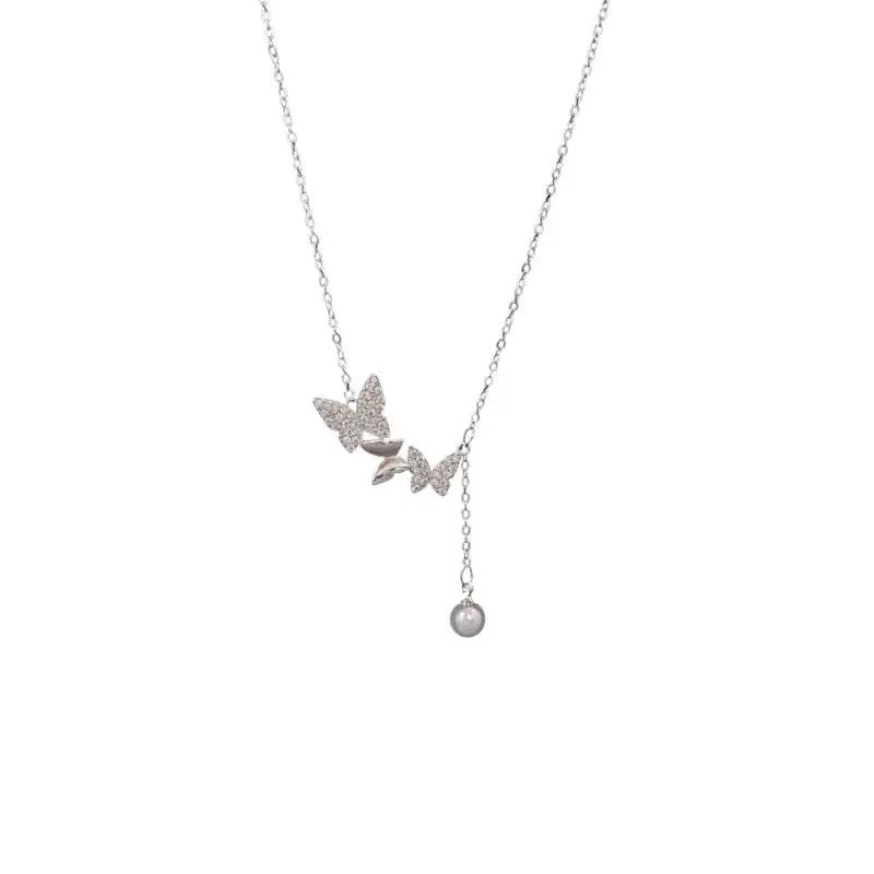 Damen Kette mit eleganten Schmetterlingsanhängern und zarten Perlendetails Shop Nory