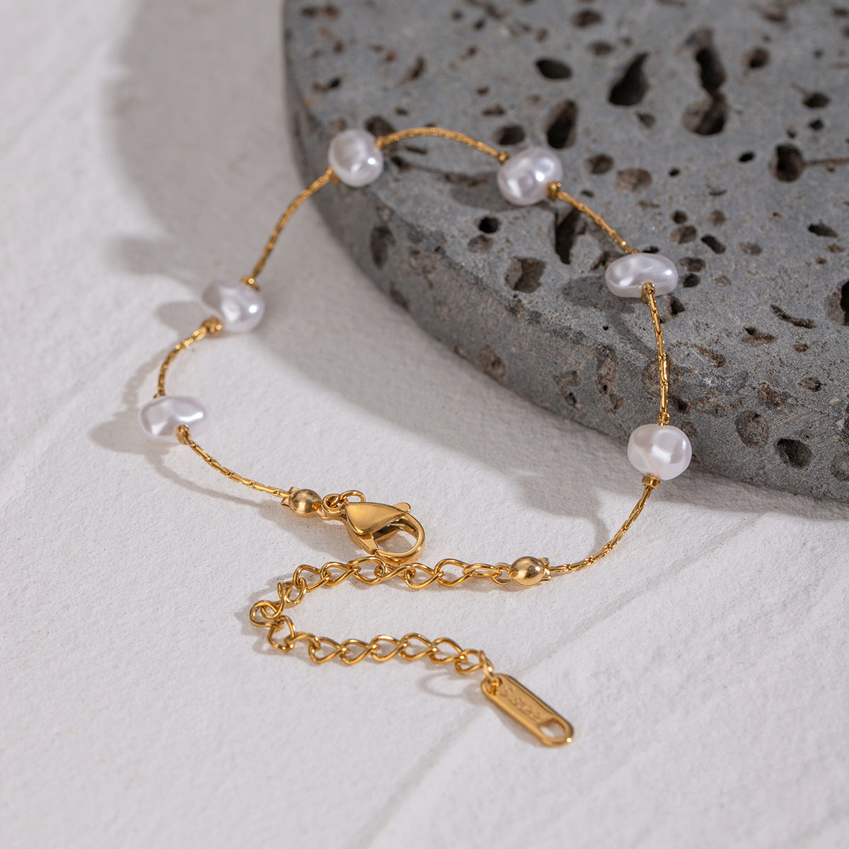 Damen Armband mit hochwertigen Perlen und robustem Edelstahl Shop Nory