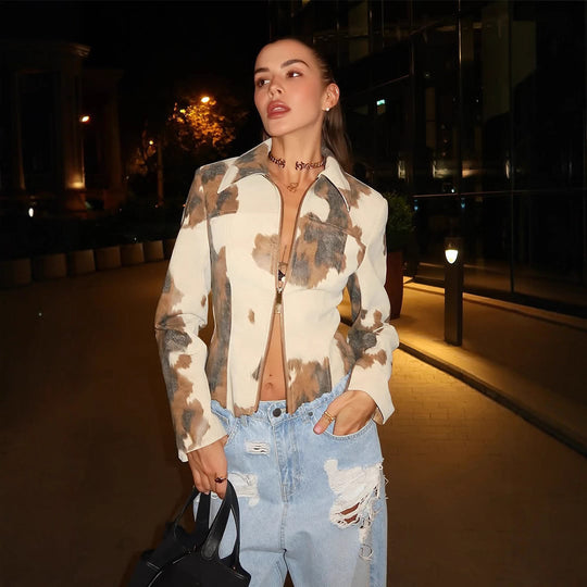 Damen Kurzjacke im Cropped-Cut mit Kuhflecken-Print, Reißverschluss und Hemdkragen Shop Nory