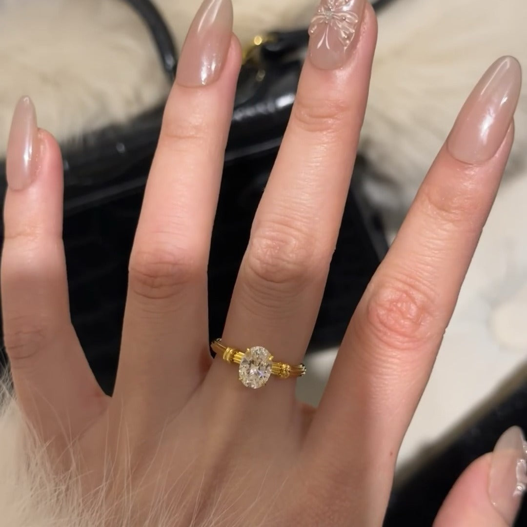 Damenring mit ovalem Zirkonia und kunstvollen Zierbesätzen Shop Nory