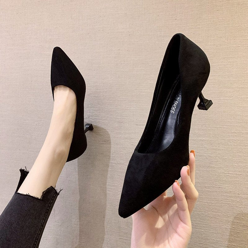 Damen Klassische spitz zulaufende Samtvelours‑Pumps mit skulpturellem Mini‑Absatz Shop Nory