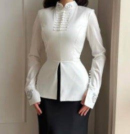 Damen Tailliertes Satin-Jackett mit Mandarinkragen, dekorativen Kordelverschlüssen und bestickten Manschetten Shop Nory