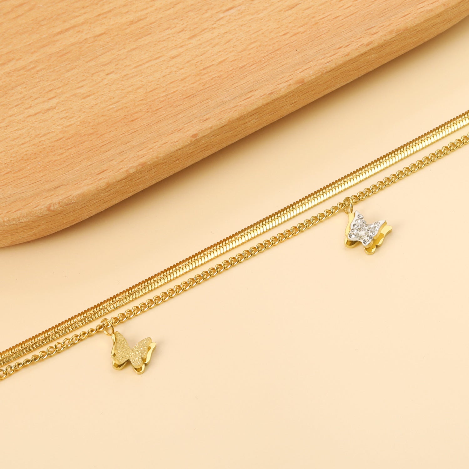 Damen Armband mit zarten Schmetterlingsanhängern und goldplattierter Oberfläche Shop Nory