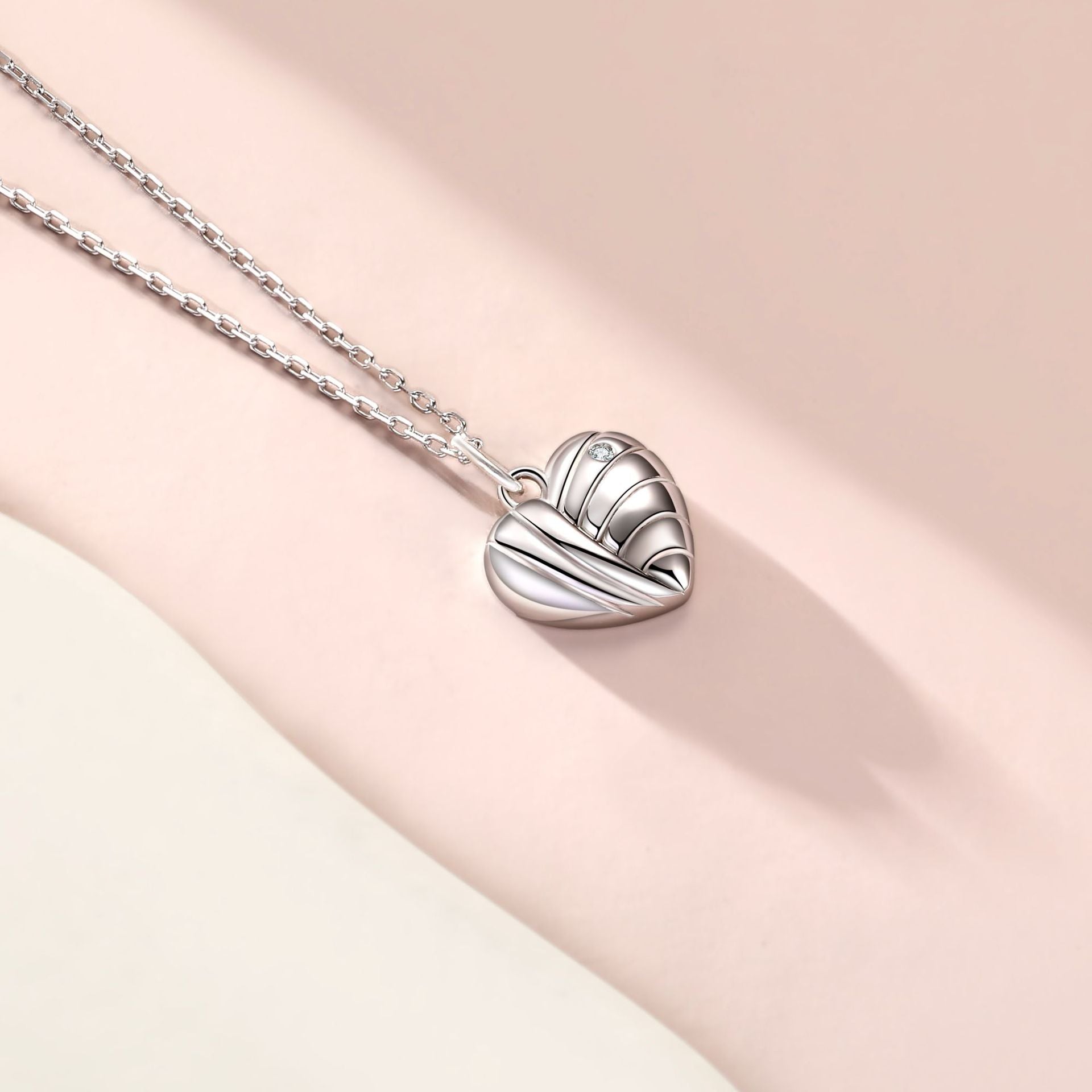 Damen herzförmiger Anhänger mit funkelndem Zirkonia und filigranem Design Shop Nory