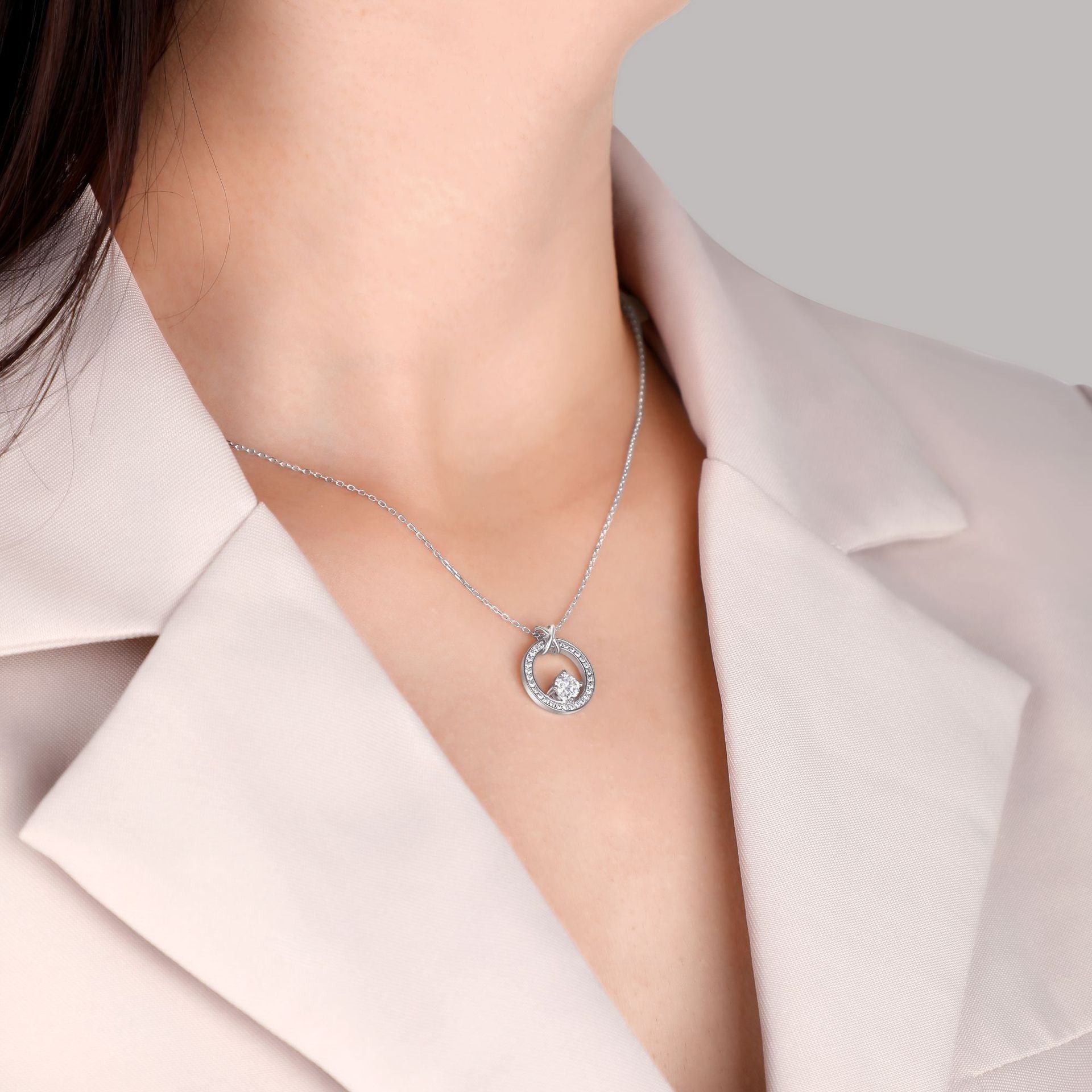 Damen Halskette mit funkelndem Zirkonia-Anhänger und stilvollem Design Shop Nory
