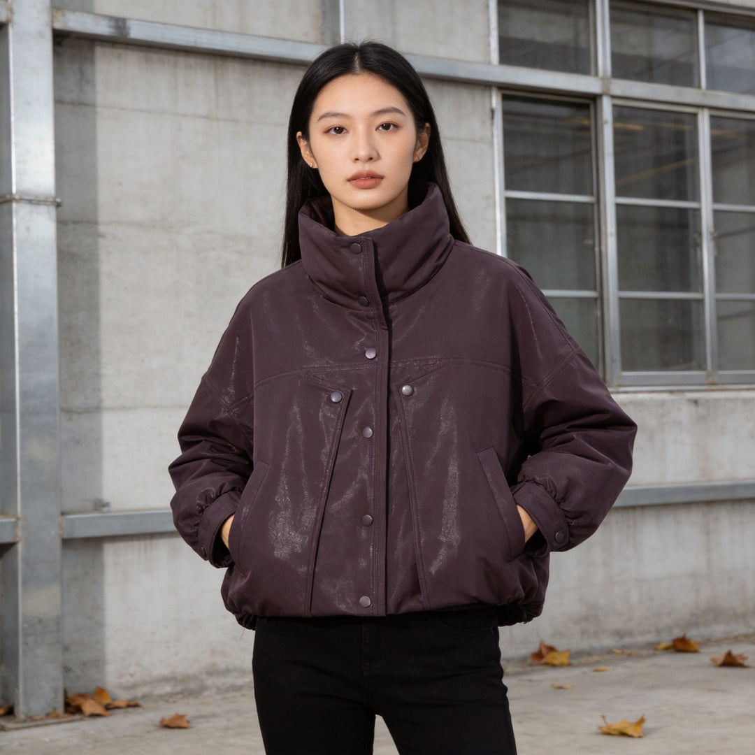 Damen Kurze wattierte Jacke in Lederoptik mit hohem Stehkragen und gerafftem Saum Shop Nory