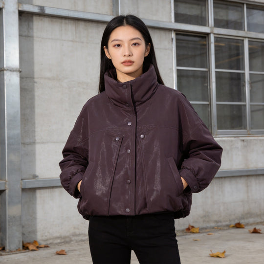 Damen Kurze wattierte Jacke in Lederoptik mit hohem Stehkragen und gerafftem Saum Shop Nory