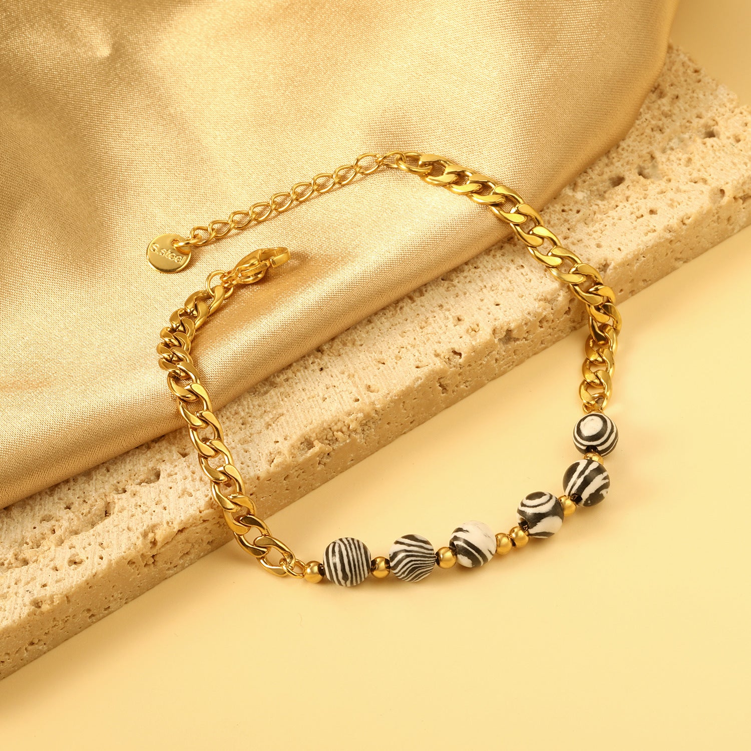 Damen Armband mit glänzender Gliederkette und elegantem Zebra-Muster Shop Nory
