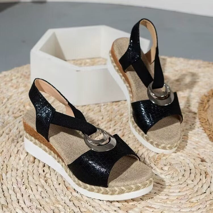 Damen Wedge-Sandalen mit modernen Riemendesign und elegantem Zierelement