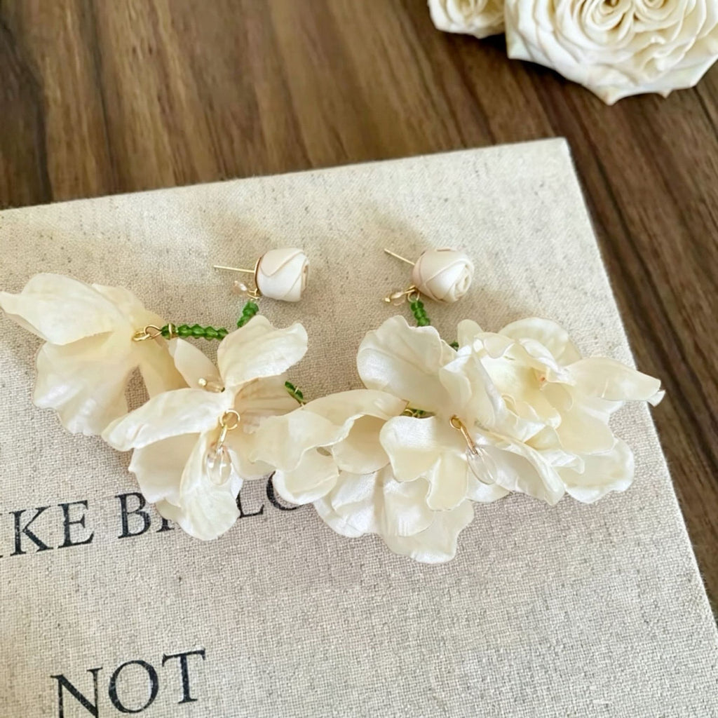 Damen Ohrringe mit floralen Applikationen und luxuriösen Details Shop Nory