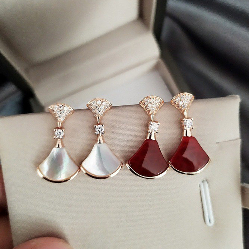 Damen elegante Ohrringe mit kunstvollem Perlmutt-Design und funkelnden Zirkonia Shop Nory
