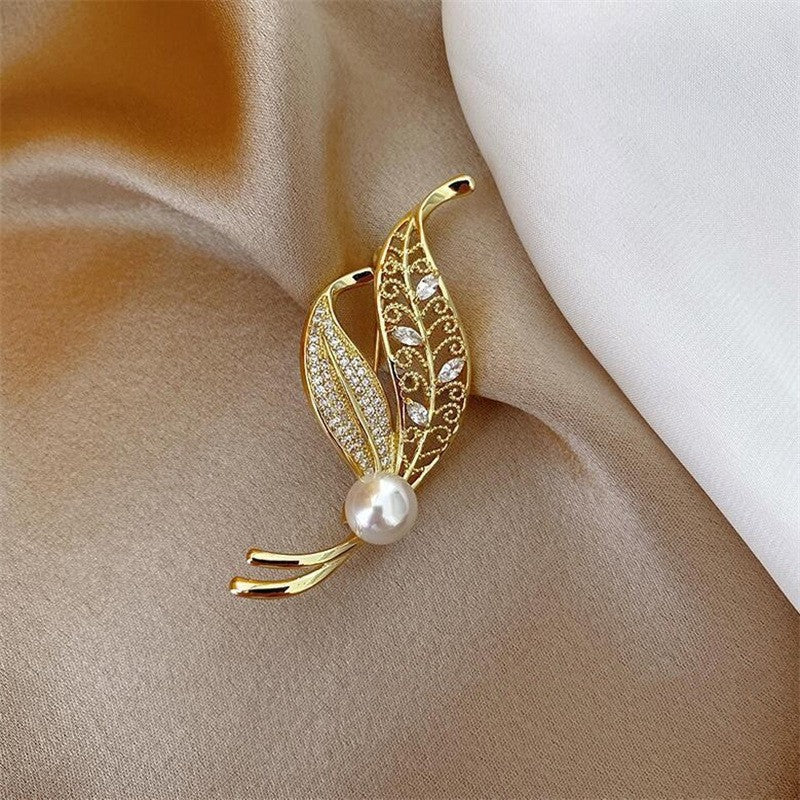 Filigrane Emaillierte Ahornblatt-Brosche mit Zirkonia