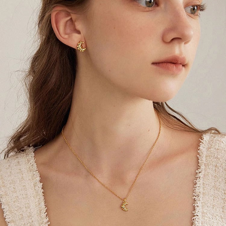 Damen Halskette mit kunstvollem, graviertem Anhänger und feiner Kette Shop Nory