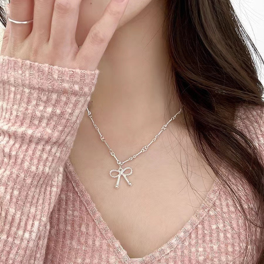 Damen Halskette mit kunstvollem Schleifenanhänger und filigraner Gliederung Shop Nory