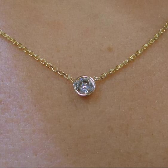 Damen Halskette mit funkelndem Zirkonia-Anhänger und feiner Goldkette Shop Nory