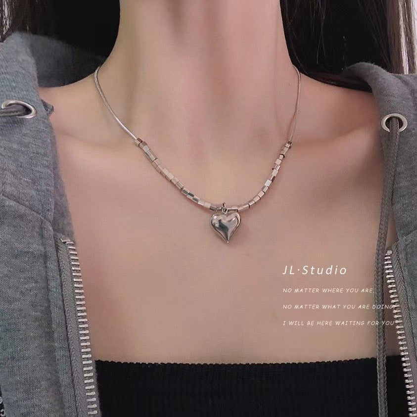 Damen Halskette mit herzförmigem Anhänger und eleganten Perlenakzenten Shop Nory