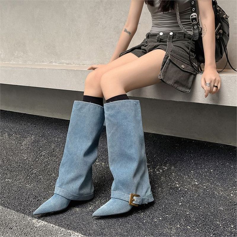 Damen Kniehohe spitz zulaufende Lederoptik-Stiefel mit schmaler Spitze und dekorativem Knöchelriemen Shop Nory