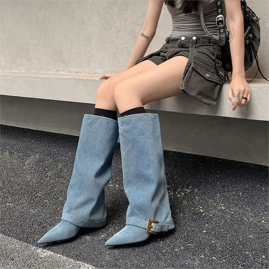 Damen Kniehohe spitz zulaufende Lederoptik-Stiefel mit schmaler Spitze und dekorativem Knöchelriemen Shop Nory