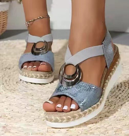 Damen Keil‑Sandalen mit Bast‑Plateau, elastischem Fersenriemen und Zier‑Metallornament Shop Nory