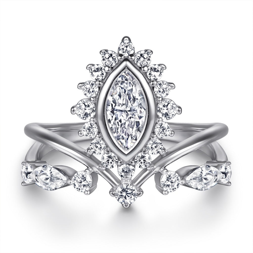 Damen Verlobungsring mit herzförmigem Hauptstein und kunstvollem Zirkonia-Besatz Shop Nory