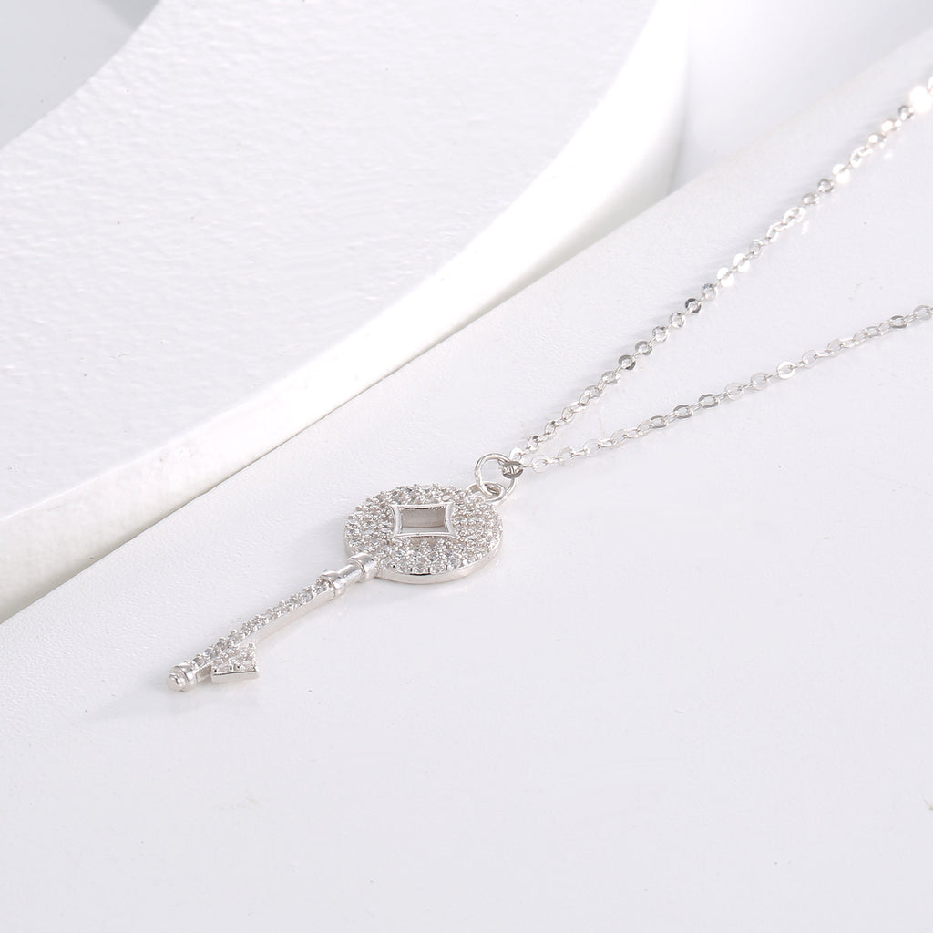 Damen Schlüssel-Anhänger Halskette aus versilbertem Metall mit funkelnden Zirkoniasteinen Shop Nory