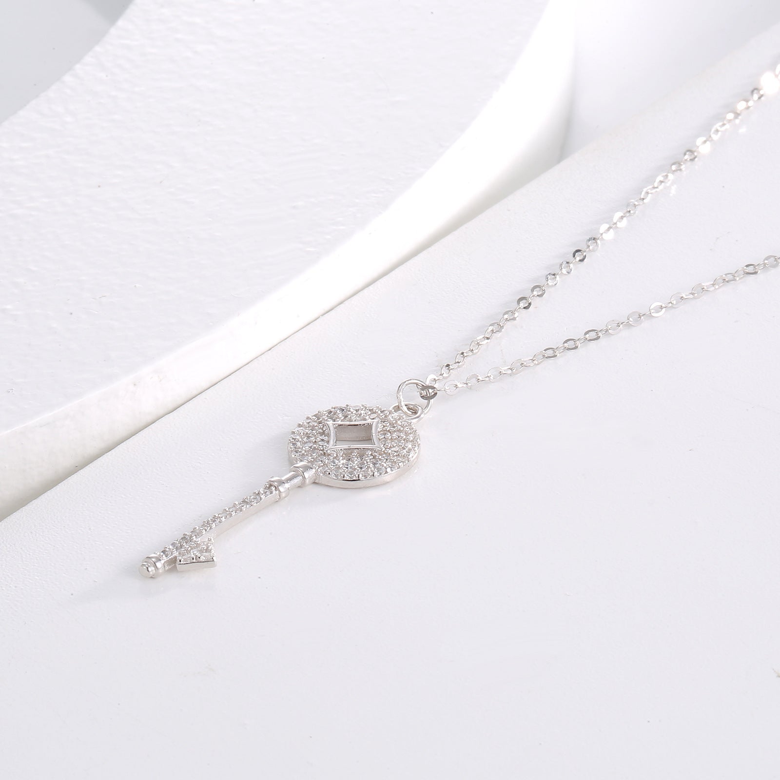 Damen Schlüssel-Anhänger Halskette aus versilbertem Metall mit funkelnden Zirkoniasteinen Shop Nory