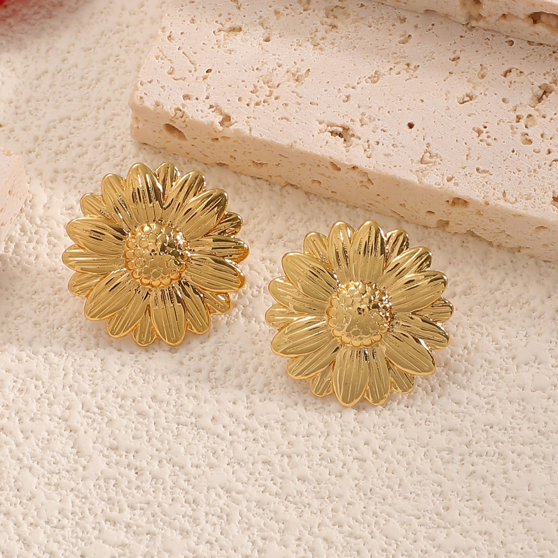 Damen Schmuckbroschen im floralen Golddesign Shop Nory