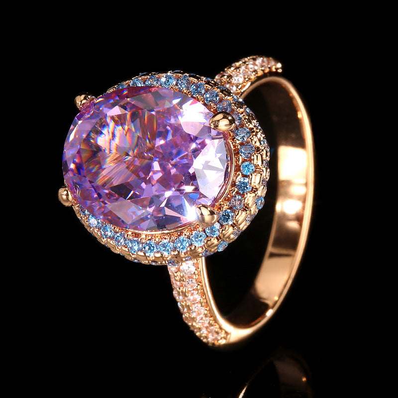 Plattierter Halo Cocktailring mit ovalem mystischem Topas-Zentrum und Pavé-Band aus kubischem Zirkonia