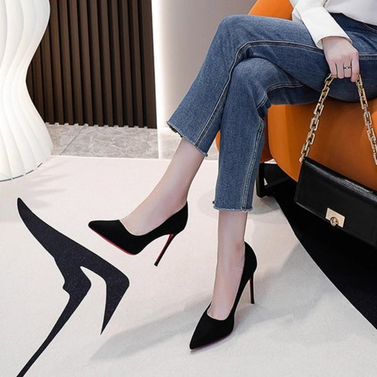 Damen Elegante spitz zulaufende Velours‑Pumps mit kontrastierender roter Laufsohle und schmalem Stiletto Shop Nory