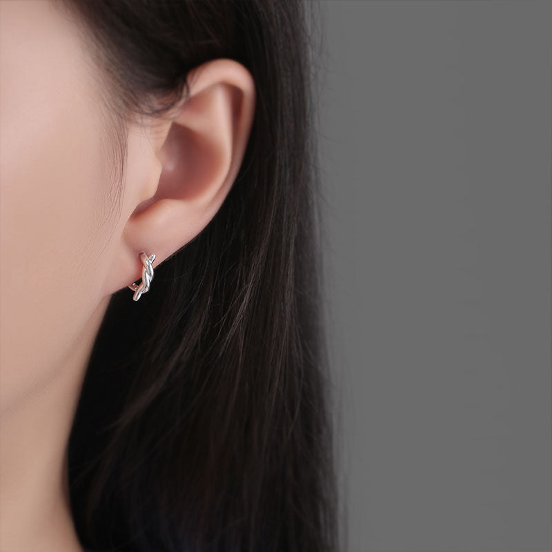 Damenohrringe mit elegantem, gedrehtem Design und funkelndem Glanz Shop Nory