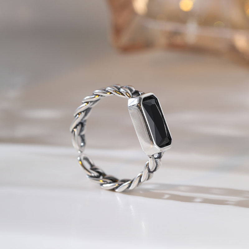 Damen Eleganter Ring mit rechteckigem Onyx und kunstvollem Wickeldesign Shop Nory