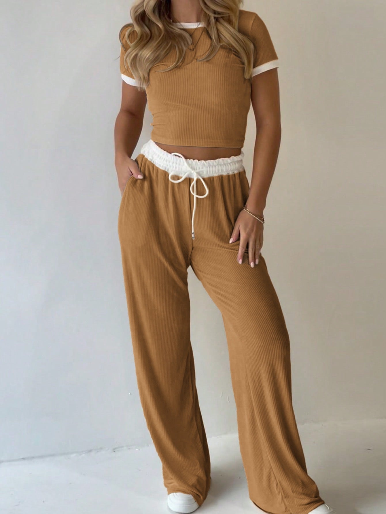 Damen lässiges zwei-teiliges Freizeit-Set mit cropped T-Shirt und weiten Hose