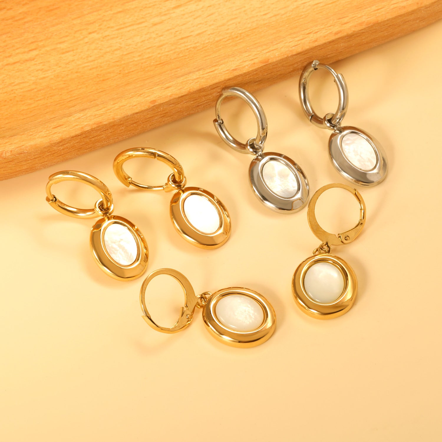 Damen Hängende Ohrringe mit stilvollen, runden Anhängern aus hochwertigem Gold Shop Nory