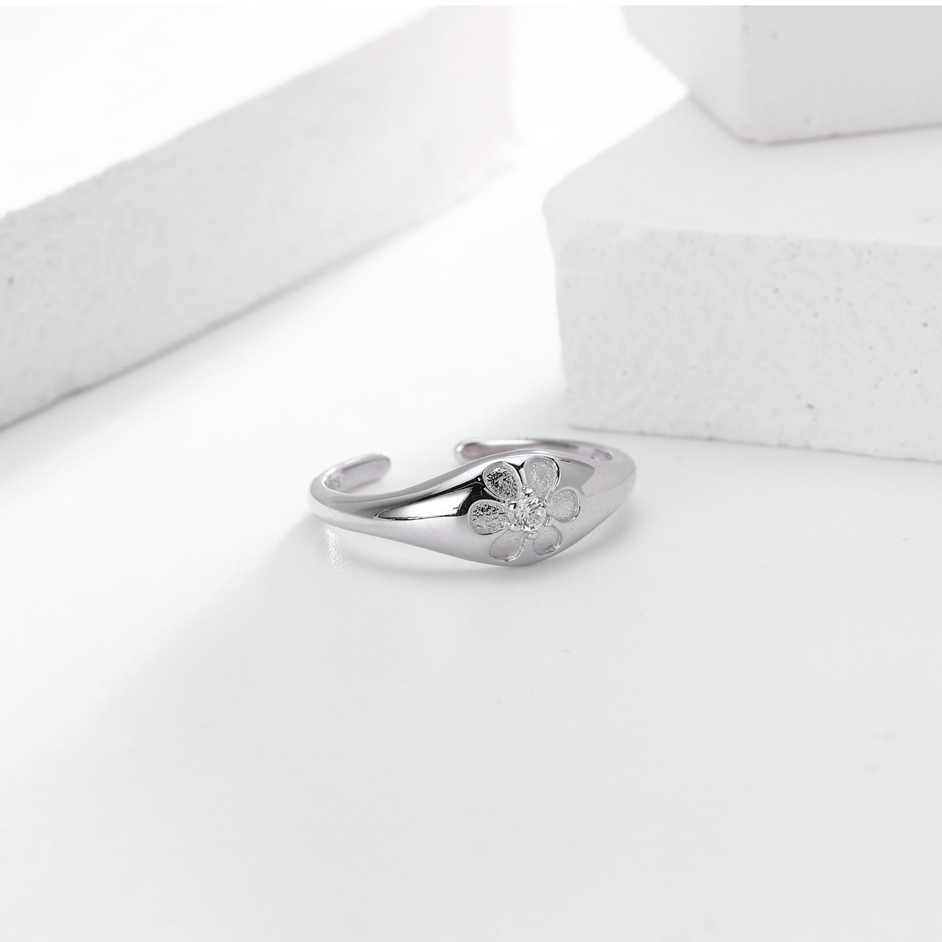 Damen Ring mit Blumenmotiv und funkelndem Zirkonbesatz Shop Nory