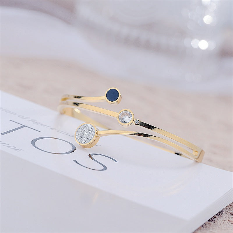 Damen Armreif mit künstlerischem Design und funkelnden Zirkonia Steinen Shop Nory