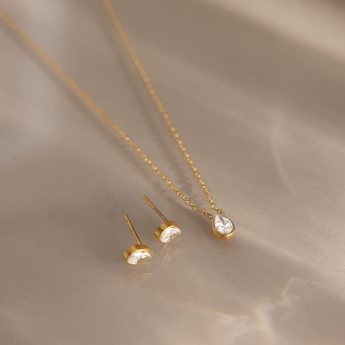 Damen Geschenkset mit Halskette und Ohrsteckern aus hypoallergenem Edelstahl Shop Nory