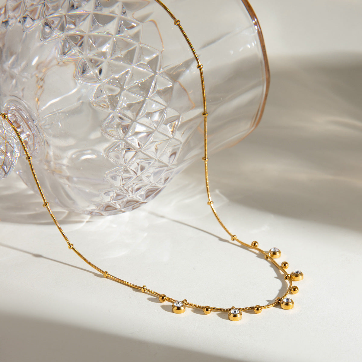 Damen elegante Halskette mit funkelnden Zirkonia aus hypoallergenem Edelstahl Shop Nory