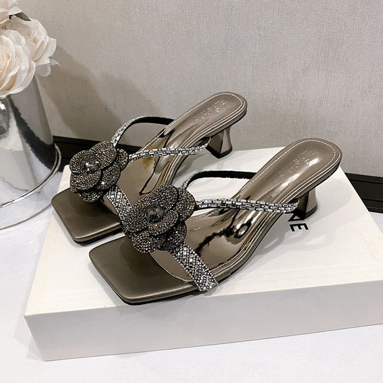 Damen Elegante Strass‑Sandale mit quadratischer Spitze, niedriger Blockabsatz und Blumenapplikation Shop Nory
