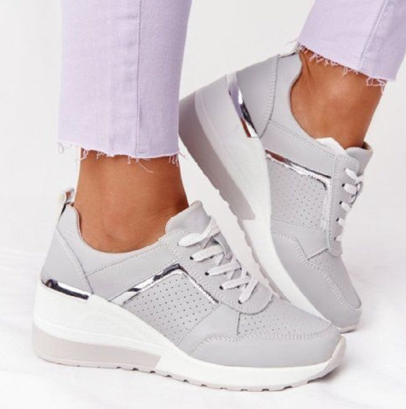 Damen Keil-Sneaker mit perforiertem Obermaterial, gepolstertem Komfortkragen und reflektierenden Metalldetails Shop Nory