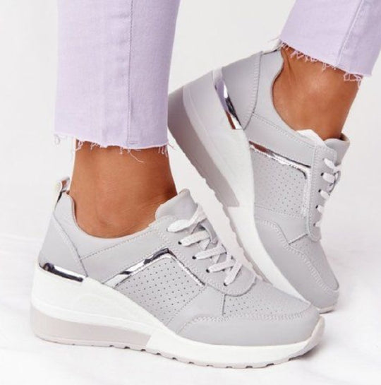 Damen Keil-Sneaker mit perforiertem Obermaterial, gepolstertem Komfortkragen und reflektierenden Metalldetails Shop Nory
