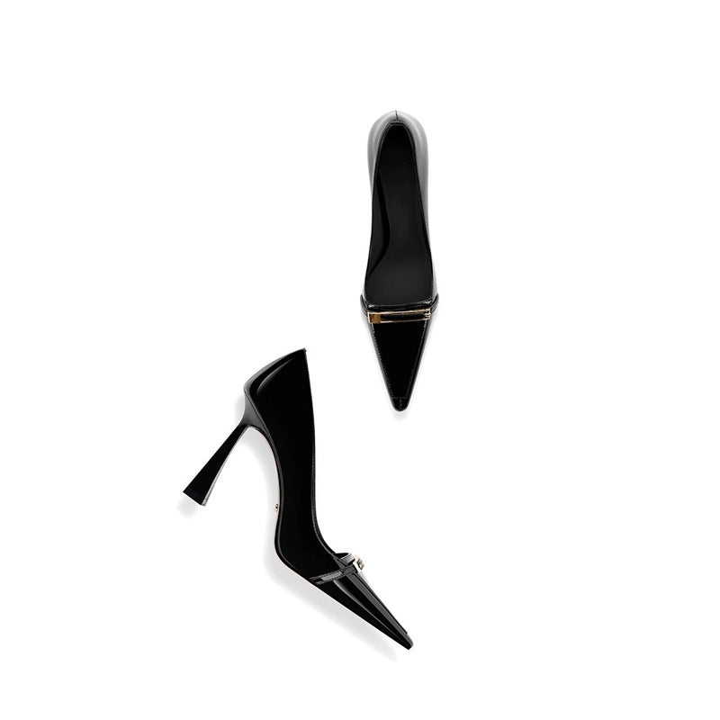 Damen Spitz zulaufende Lack‑Pumps mit skulptiertem Fersenprofil und Schmuckspange Shop Nory