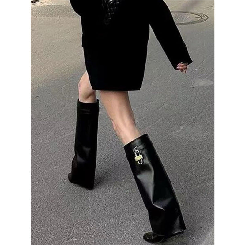 Damen kniehohe Lederstiefel mit geradem Schaft, flacher Sohle und Zierschloss Shop Nory