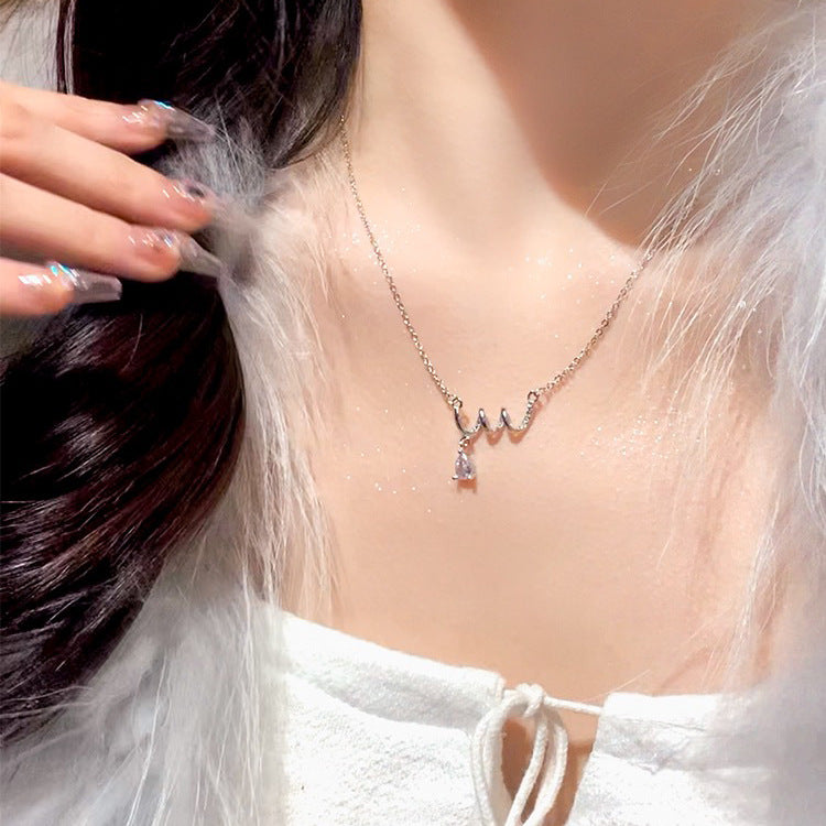 Damen Halskette mit elegantem Wellenmuster und funkelndem Tropfenanhänger Shop Nory