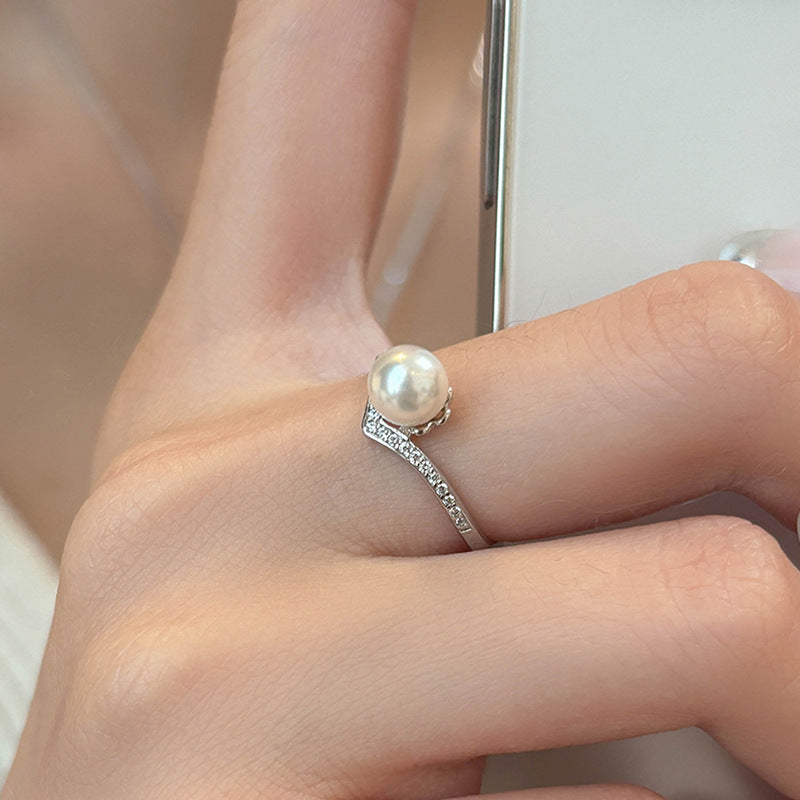 Damen eleganter Ring mit schimmerndem Perlenbesatz und funkelnden Zirkonia Shop Nory