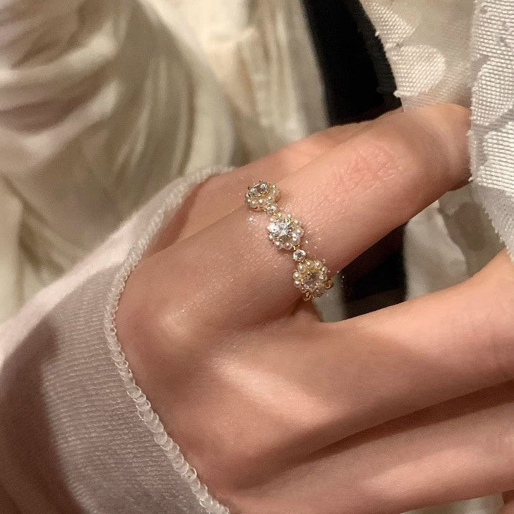 Damen Eleganter Verlobungsring mit funkelnden Zirkonia und Perlen Shop Nory